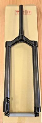 Карбоновая вилка для фэтбайка WREN, чёрный глянцевый цвет, длина от короны до оси 490 мм, офсет 45 мм, шток 1 1/8 -1 1/2 (42-52 мм), 1110 грамм, под шину до 5.05, кованные корона AL6066T6 и дропауты AL6061 150мм под сквозную ось 15мм - вид 3 миниатюра