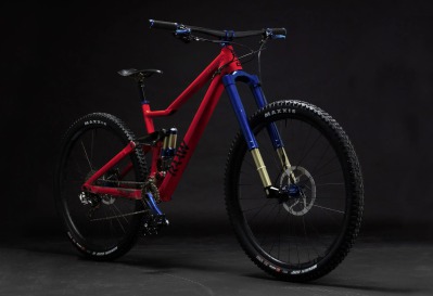 Перевёрнутая амортизационная Enduro вилка Intend Edge 8-001 с ходом 180 мм, с расстоянием от оси до короны 591.5 мм для колеса 29, под втулку 20х110 мм, с офсетом 44 мм, с креплением постмаунт для ротора 203 мм - вид 2 миниатюра