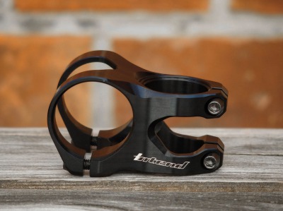 Вынос Intend Grace FR из высокопрочного алюминиевого сплава для Enduro / Freeride / Downhill, длиной 35 мм, с диаметром зажима 35 мм, для штока 1 1/8, с углом 0°, с титановыми болтами, Красный, вес 85 грамм, с сертификатом EFBE E-Gravity, арт. 31-004r - вид 1 миниатюра