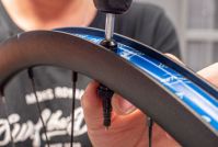 Алюминиевые ниппели Schwalbe UTLV Tubeless Ventil для бескамерной установки (к-т из 2-х штук), 80 мм, чёрный цвет, артикул 3474, Presta, в комплекте с ключиком для выкручивания сердечника - вид 7 миниатюра