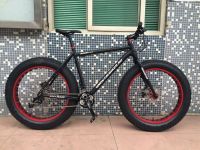 Фэтбайк / Fatbike Alaska Mountain 3.0, размер рамы 20", чёрный матовый цвет, красные обода, взрослый, колёса 26 x 4.9 Chaoyang Big Daddy 120 TPI, 20 скоростей, гидравлические дисковые тормоза, 15.9 кг. Фэтбайк / Fatbike Alaska Mountain 3.0, размер рамы 20", чёрный матовый цвет, красные обода, взрослый, колёса 26 x 4.9 Chaoyang Big Daddy 120 TPI, 20 скоростей, гидравлические дисковые тормоза, 15.9 кг.